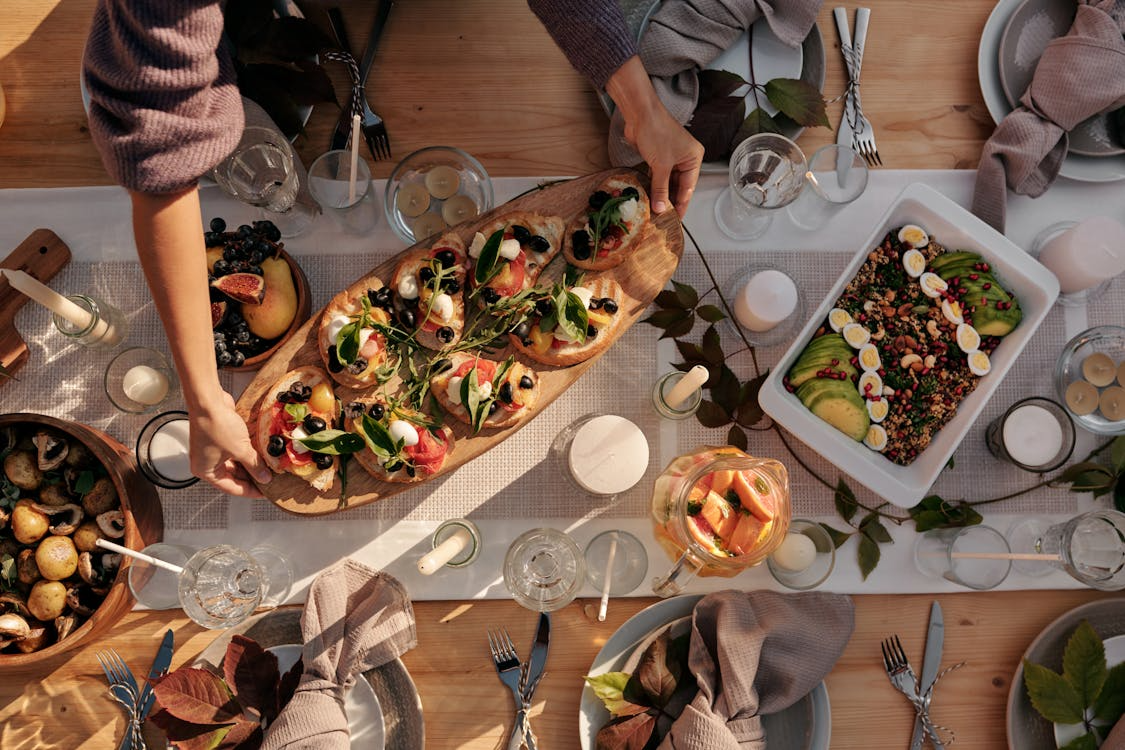 Un repas à partager autour d’une grande table